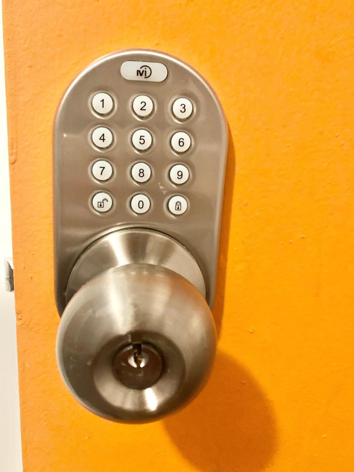 Women Only Rooms - Men Only Rooms - Free Wifi - Coffee Parking - Lockers Miami Esterno foto